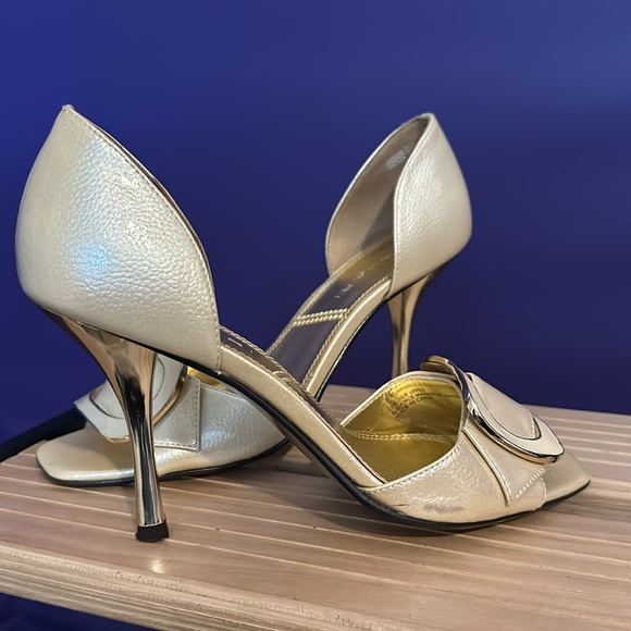 TAHARI cream/ gold/ pastel yellow peep toe heels Women’s size 6M. Worn once. - Picture 2 of 4